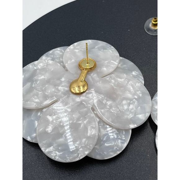 Lele Sadoughi Zinnia White Iridescent Mother of Pearl Large Petal Floral Earring - Picture 4 of 9